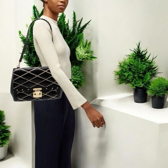 Louis Vuitton
Malletage Pochette Flap Bag - Picture 3 of 12